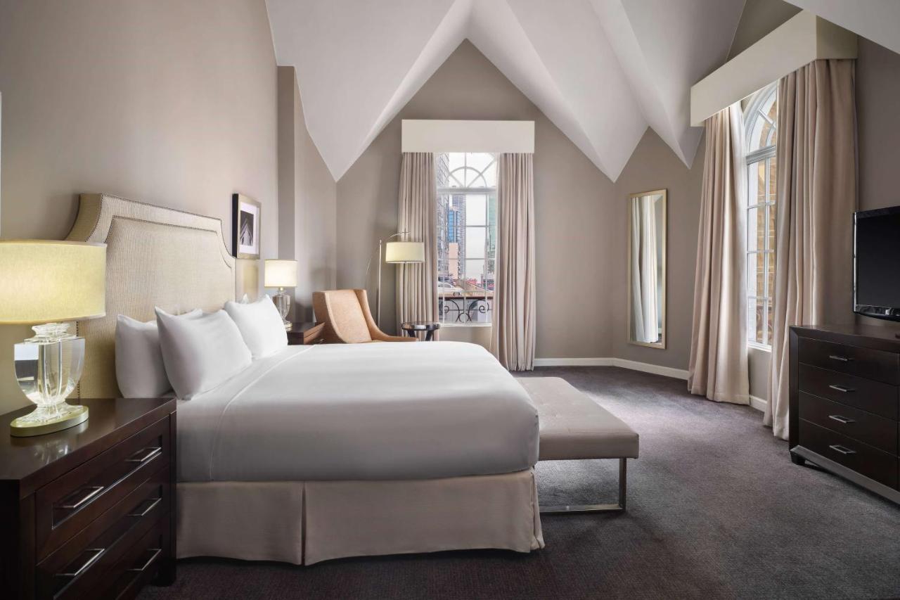 Bristol Panama, A Registry Collection Hotel Exteriör bild A bedroom at the St. Regis New York