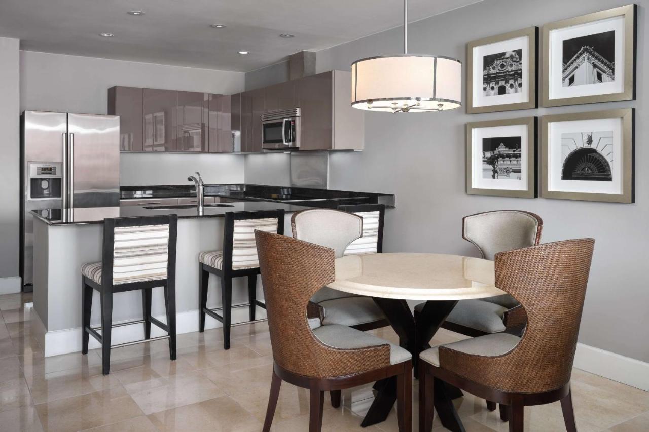 Bristol Panama, A Registry Collection Hotel Exteriör bild A kitchen and dining room