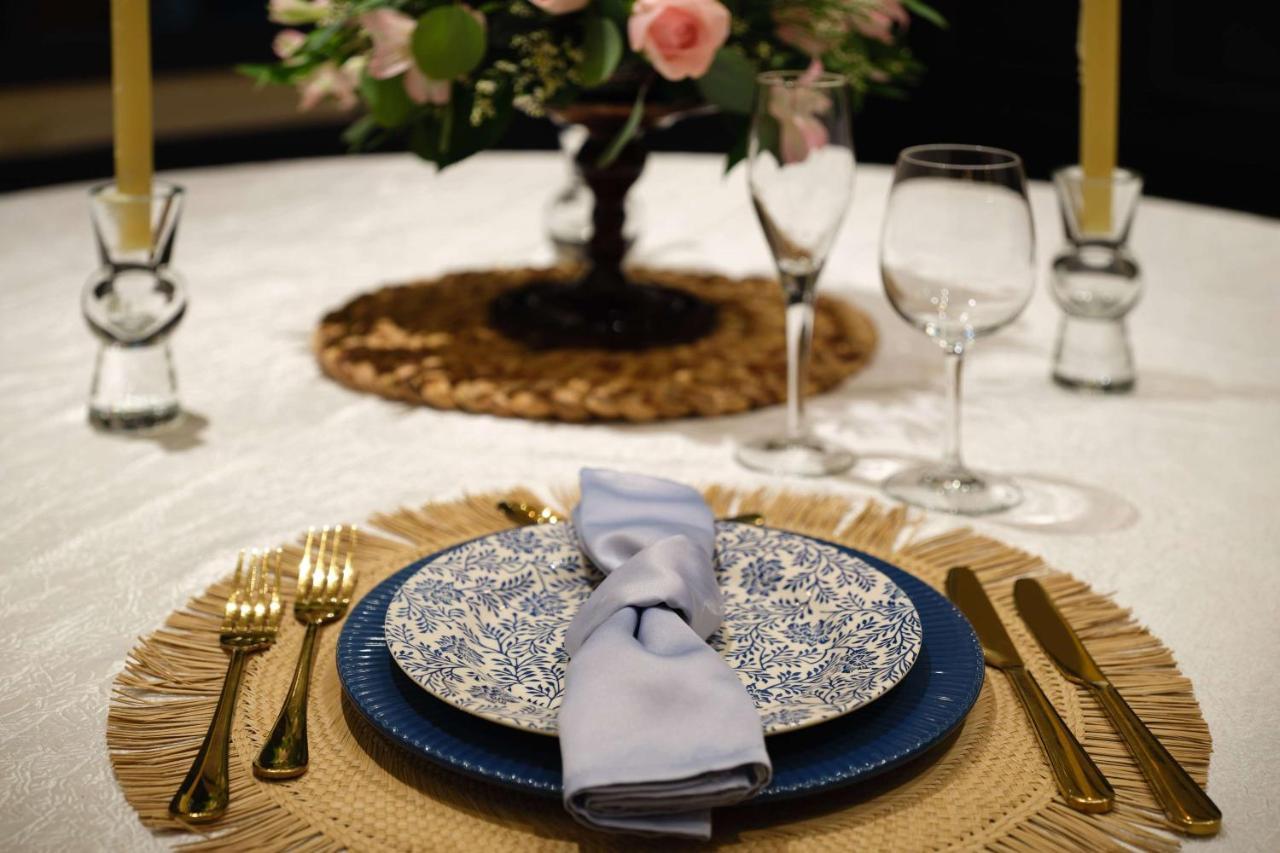 Bristol Panama, A Registry Collection Hotel Exteriör bild A place setting with a charger plate
