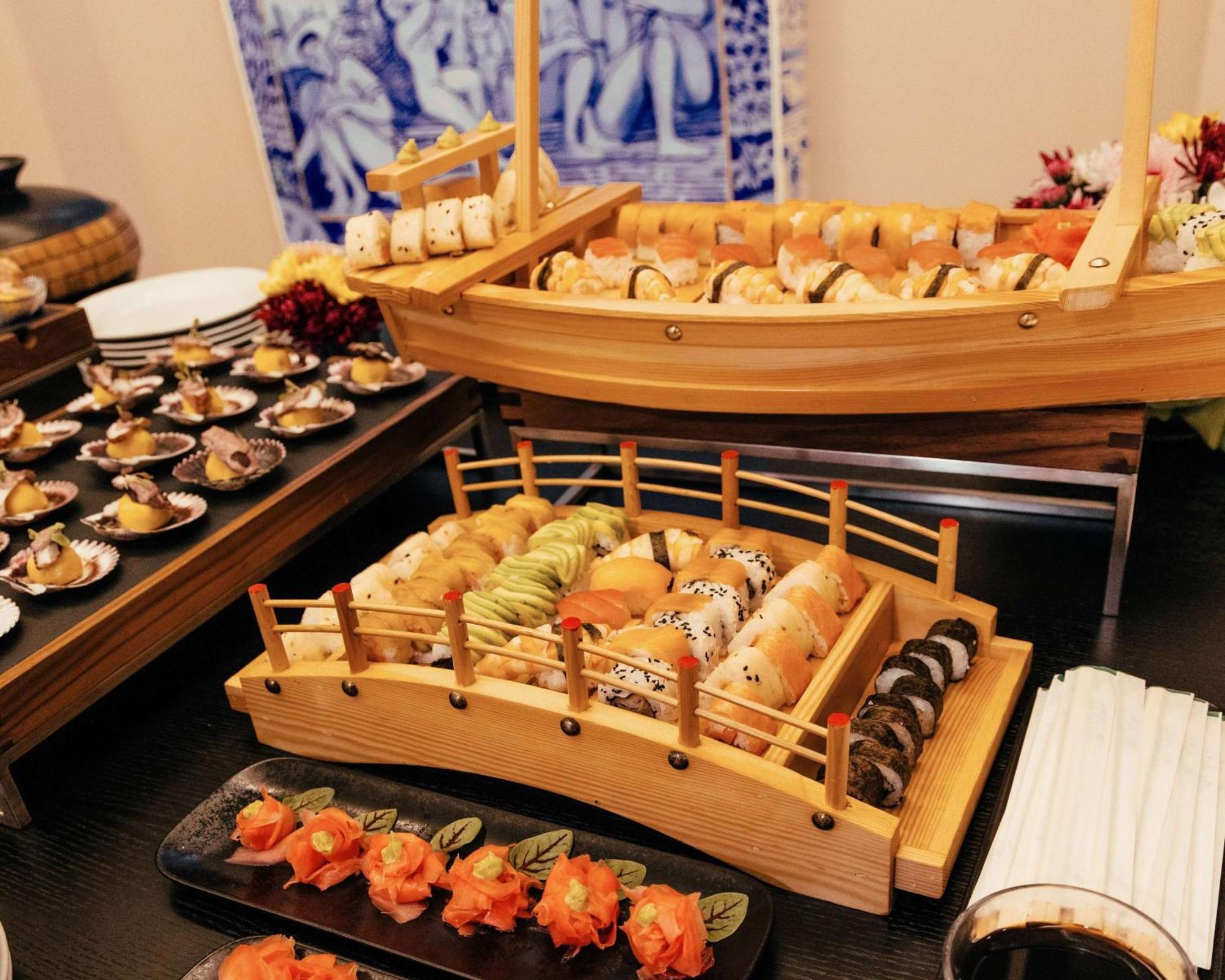 Bristol Panama, A Registry Collection Hotel Exteriör bild Sushi boat