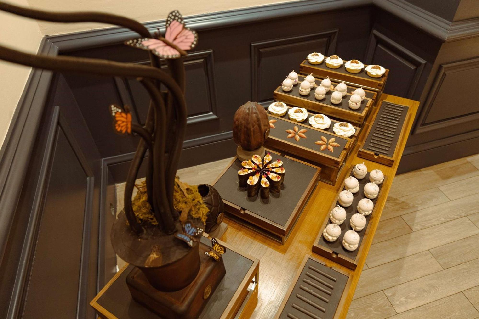 Bristol Panama, A Registry Collection Hotel Exteriör bild A display of Japanese sweets